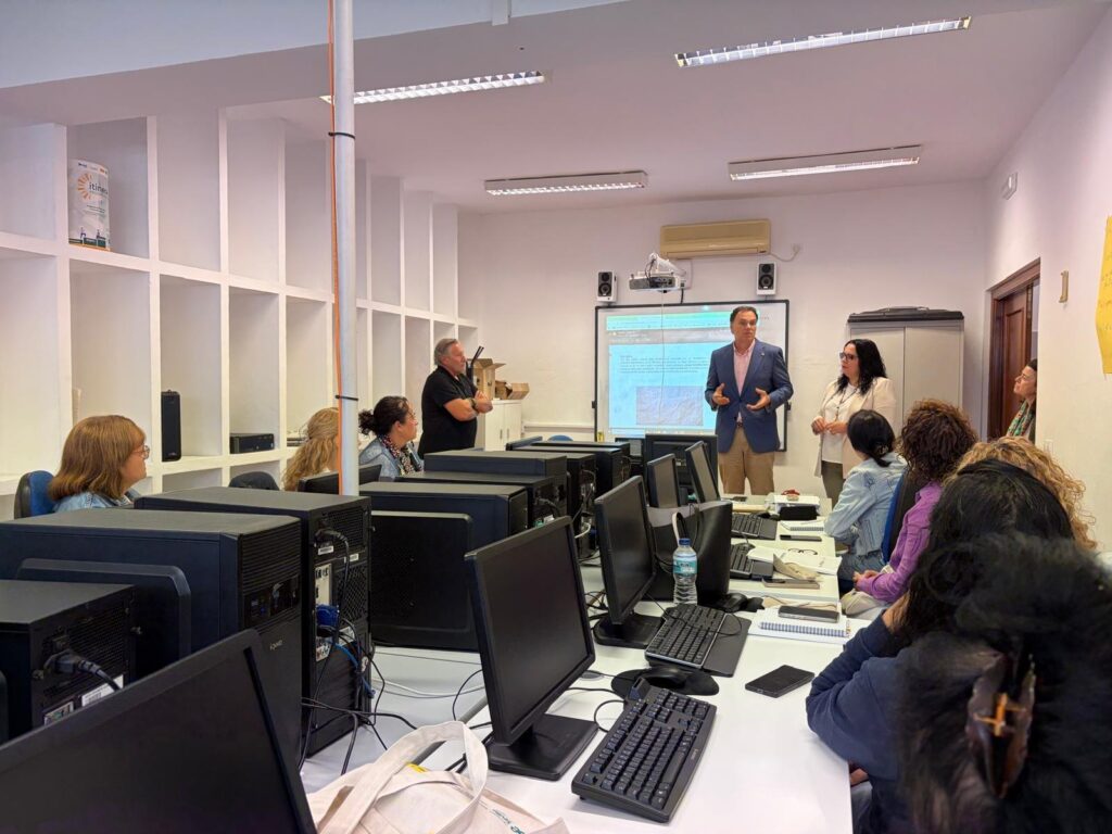Limpieza de superficies en Lebrija: el itinerario de Itinera-Proempleo VI que recibió la visita del alcalde